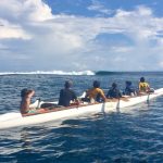 塔希提岛国际学校的学生在海里划船