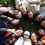 意大利亚得里亚海世界联合学院的学生躺在草坪上