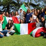 意大利亚得里亚海世界联合学院的学生们拿着国旗