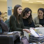 亚美尼亚迪利然世界联合学院的学生们在图书馆借书
