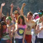 亚美尼亚迪利然世界联合学院的学生们过色彩节