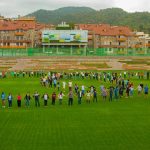 亚美尼亚迪利然世界联合学院的学生们在大草坪上