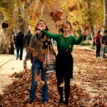 波黑莫斯塔尔世界联合学院的学生抛洒秋天的落叶