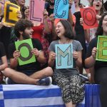 波黑莫斯塔尔世界联合学院的学生举着字母组成的文字集会