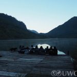 波黑莫斯塔尔世界联合学院的学生坐在湖边