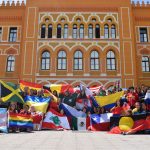 波黑莫斯塔尔世界联合学院的学生举着各国国旗