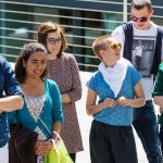 德国罗伯特·博世世界联合学院的学生们散步聊天
