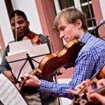 德国罗伯特·博世世界联合学院的学生拉小提琴