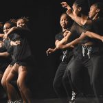 斯威士兰卡姆拉巴世界联合学院的学生在舞台上跳舞