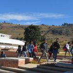 斯威士兰卡姆拉巴世界联合学院的学生们走在校园里