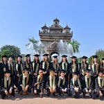 万象国际学校的学生在传统建筑前拍毕业照