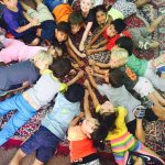 新德里美国大使馆学校的学生躺在地上合影