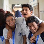 班加罗尔国际学校的学生开心的在走廊上合影