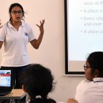 班加罗尔国际学校的学生在课堂上做演讲