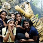 班加罗尔国际学校的学生在2只老虎雕像前合影