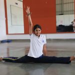 班加罗尔国际学校的学生练习体操下一字