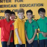 班加罗尔国际学校的学生穿着红黄绿T恤