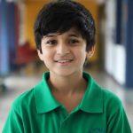 班加罗尔国际学校的穿着绿T恤的小男孩特写