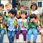 班加罗尔国际学校的小朋友们坐成两排