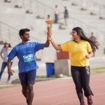 新德里英国学校的学生传递体育会火炬