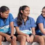 新德里英国学校的学生坐在赛场边休息