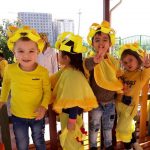 杜尚别国际学校的小朋友们穿着黄色衣服，戴着黄色纸帽