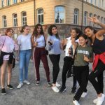 哥德堡地区国际学校的学生手舞足蹈