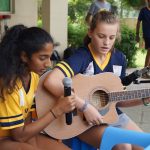 海德拉巴国际学校的学生弹吉他唱歌