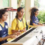 海德拉巴国际学校的学生弹电子琴