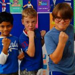 海德拉巴国际学校的3个小男孩握拳表示力量