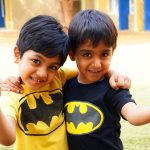 海德拉巴国际学校的2个小男孩穿着蝙蝠侠的T恤