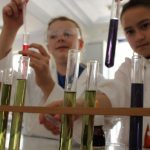 巴黎国际学校的学生做化学实验