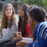 戈代加讷尔国际学校的几个女孩聊天