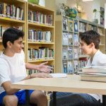 梅赛德斯-奔驰国际学校的学生在图书馆聊天