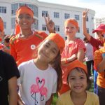 QSI阿什哈巴德国际学校的学生们穿着橙色衣服