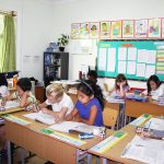 QSI杜尚别国际学校的学生在教室里写作业