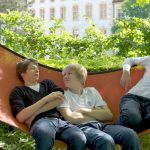 萨勒姆王宫中学的3个学生坐在吊床上