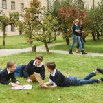萨勒姆王宫中学的学生趴在草地上聊天