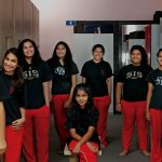 孟买新加坡国际学校的学生穿着黑色T恤和红色裤子