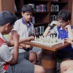孟买新加坡国际学校的学生下国际象棋