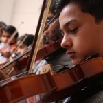 孟买新加坡国际学校的学生拉小提琴