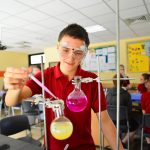 石山国际学校的学生做化学实验