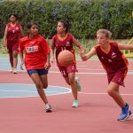 石山国际学校的学生打篮球