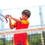 石山国际学校的学生打网球