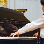 维也纳阿玛多伊斯国际学校的女孩弹钢琴