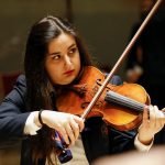维也纳阿玛多伊斯国际学校的女孩拉小提琴