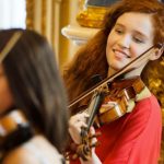 维也纳阿玛多伊斯国际学校的2个女孩拉小提琴