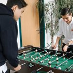 维也纳阿玛多伊斯国际学校的学生玩桌上足球
