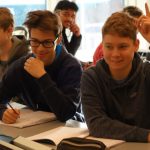 斯德哥尔摩英国国际学校的学生在教室学习