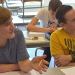 斯德哥尔摩英国国际学校的学生在教室讨论问题